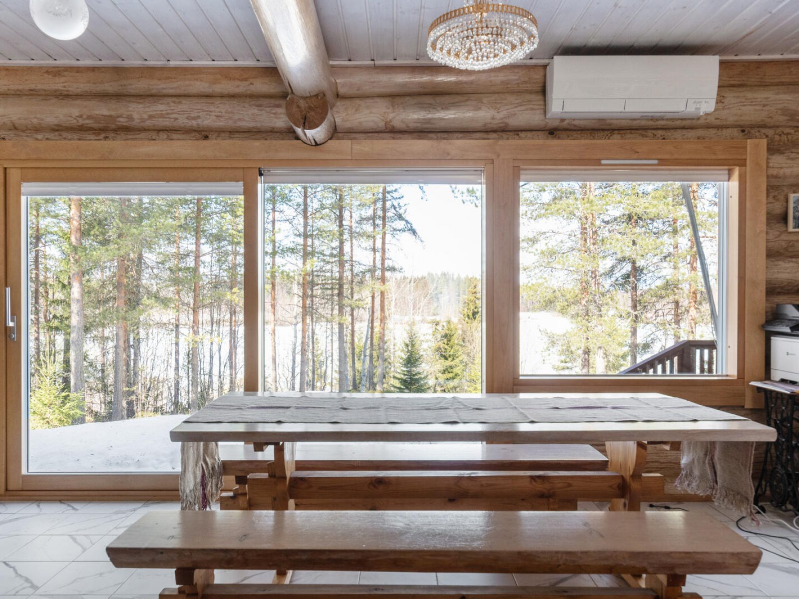 Kakkoskotina toimiva pyöröhirsitalo koki suuren uudistuksen ikkuna- ja oviremontissa.