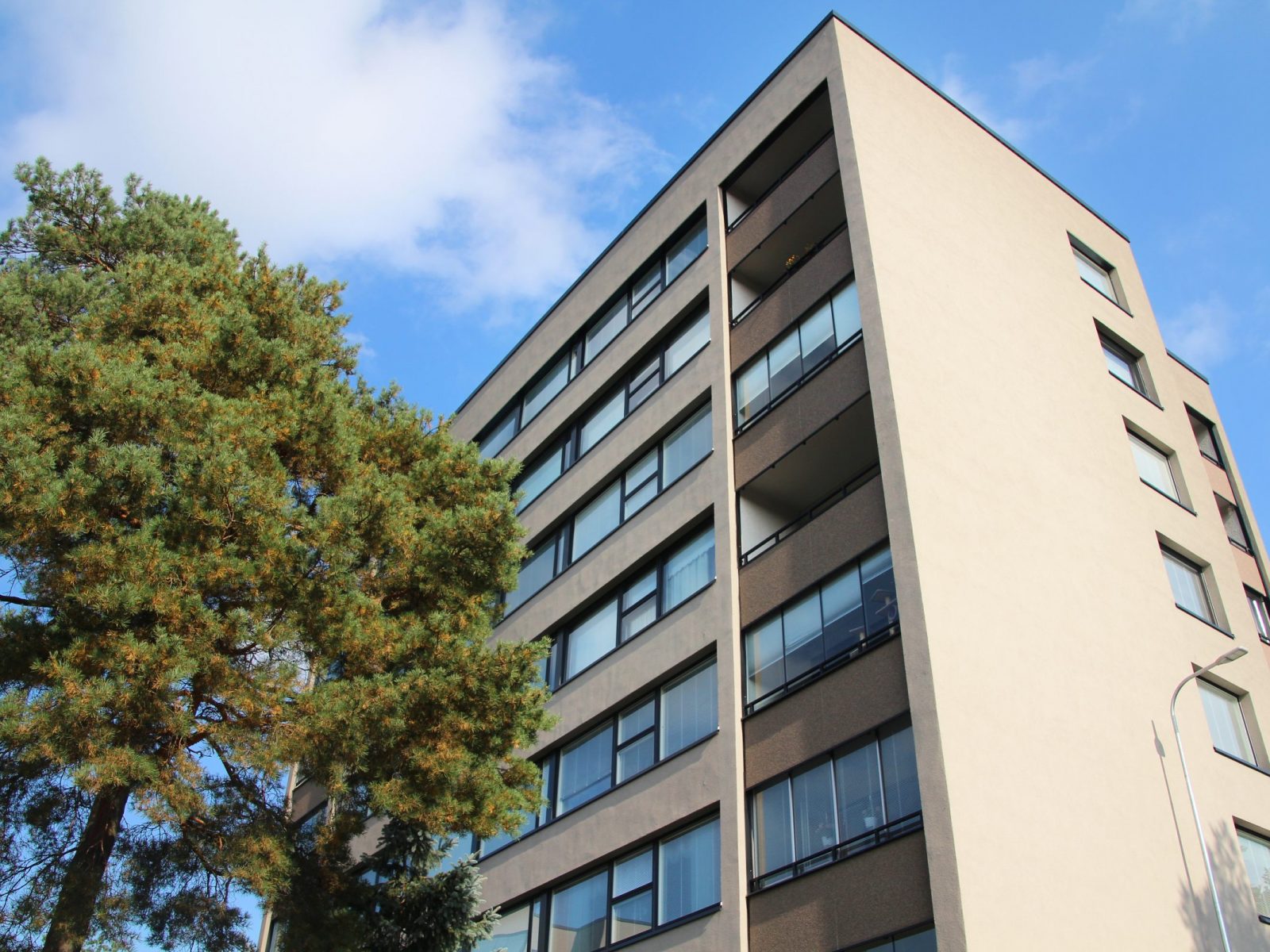 Huoleton ikkunaremontti kaikenkokoisille taloyhtiöille