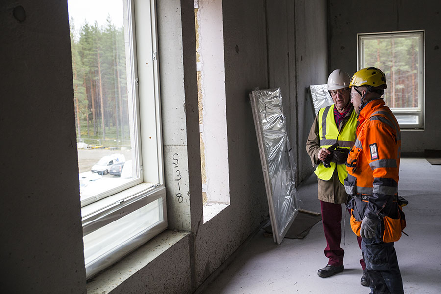 Hankesuunnittelija ja rakennusarkkitehti Risto Haukka ohjasi Joensuun julkisen rakennuksen ikkunaremonttia Siilaisen terveyskeskuksen uudisosien suunnittelussa Tiivin kanssa