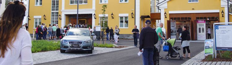 Asuntomessut yleisöä messualueella ja Tiivin messuosasto