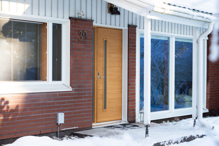 Tiilitaloon kauniit kuultokäsitellyt Maisema-ikkunat